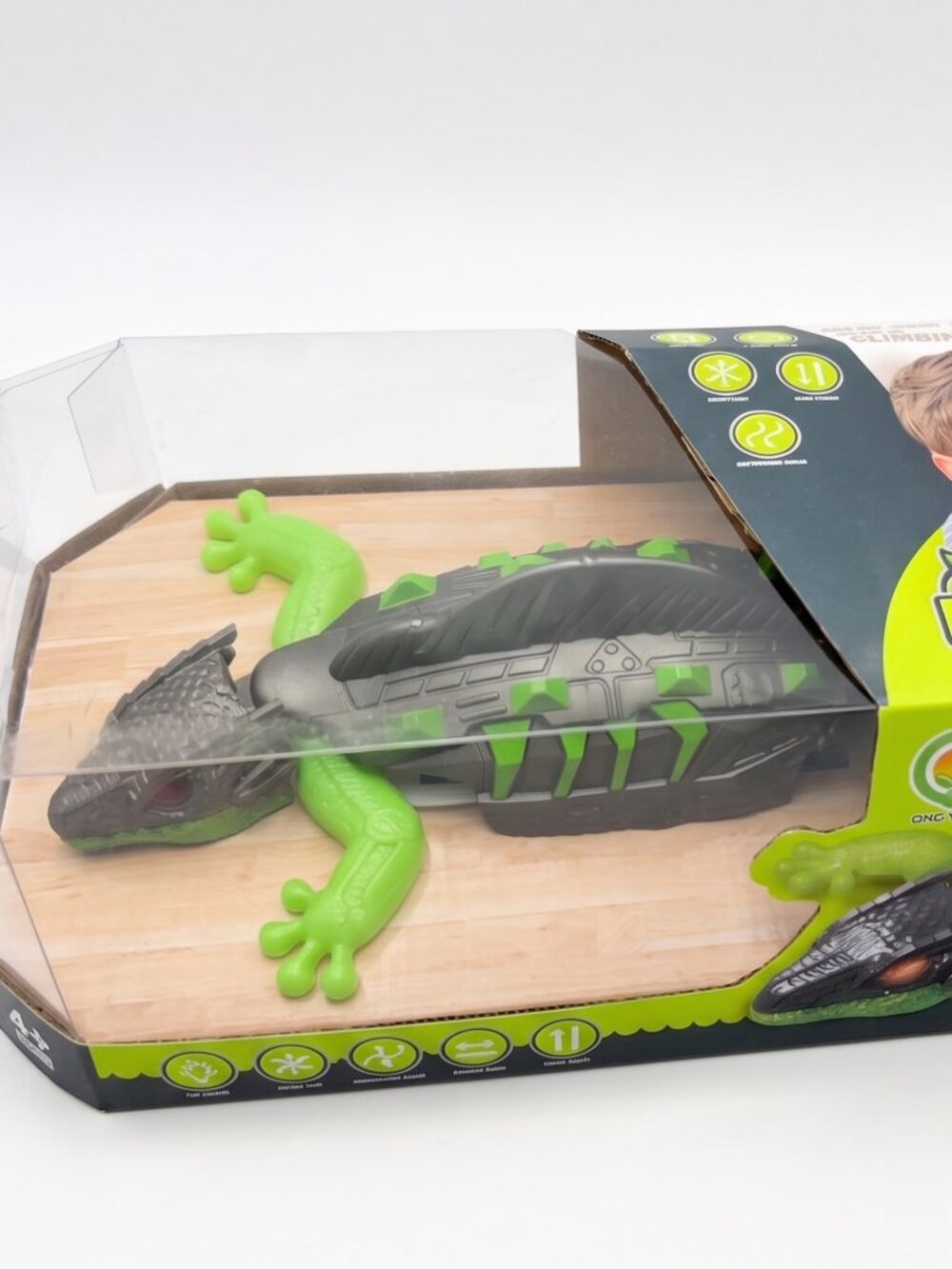 RC Wall Climbing Lizard Remote Control Gecko Toy with Suction Drive - Black & Gr